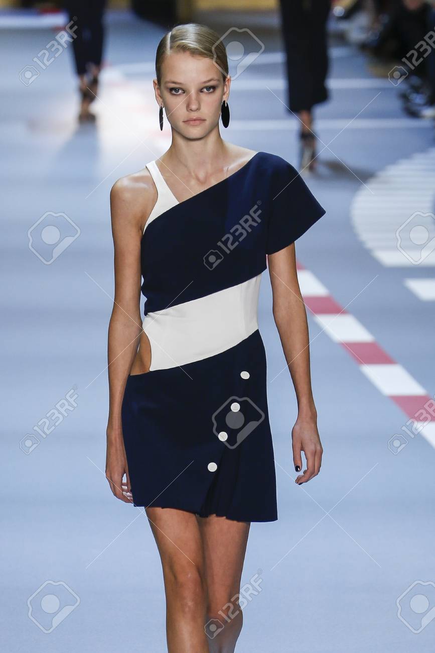 パリ フランス 10 月 03日 は ニナリッチのショーの間に滑走路を 15 年 10 月 3 日フランスのパリでのパリのファッション婦人服春夏 16 年の一部として歩くモデル の写真素材 画像素材 Image