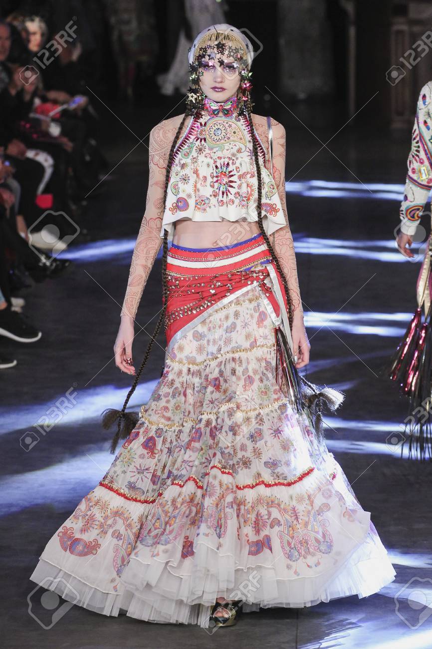 パリ フランス 10 月 1 日 は マニッシュ アローラのショーの間に滑走路を 15 年 10 月 1 日でパリ フランスのパリのファッション婦人服春夏 16 年の一部として歩くモデル の写真素材 画像素材 Image