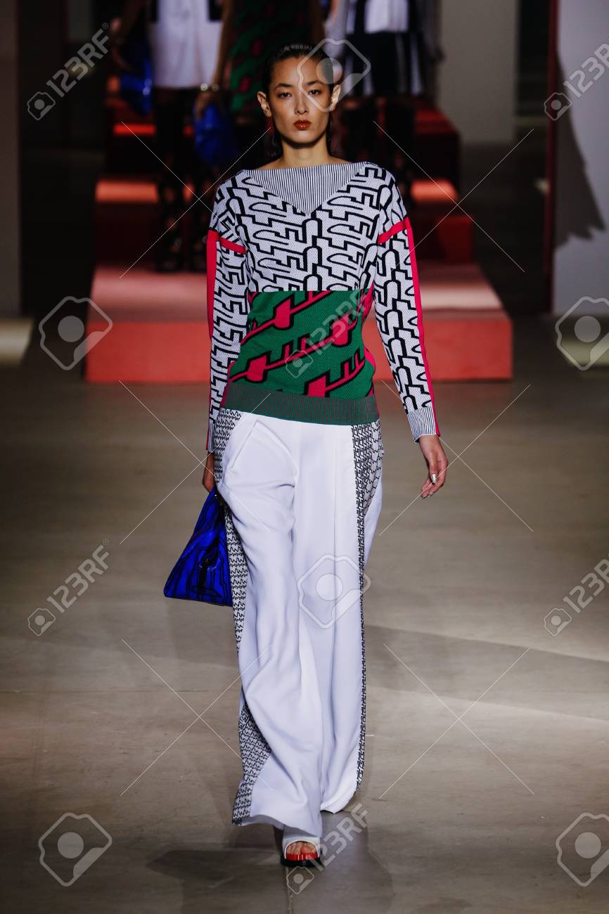 パリ フランス 10 月 4 日 は ケンゾーのショーの間に滑走路を 15 年 10 月 4 日フランスのパリでのパリのファッション婦人服春夏 16 年の一部として歩くモデル の写真素材 画像素材 Image