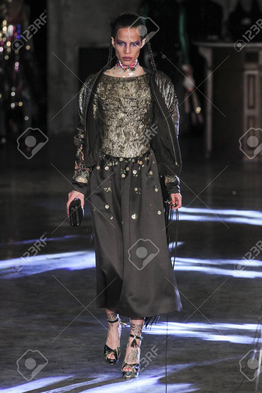 パリ フランス 10 月 1 日 は マニッシュ アローラのショーの間に滑走路を 15 年 10 月 1 日でパリ フランスのパリのファッション婦人服春夏 16 年の一部として歩くモデル の写真素材 画像素材 Image