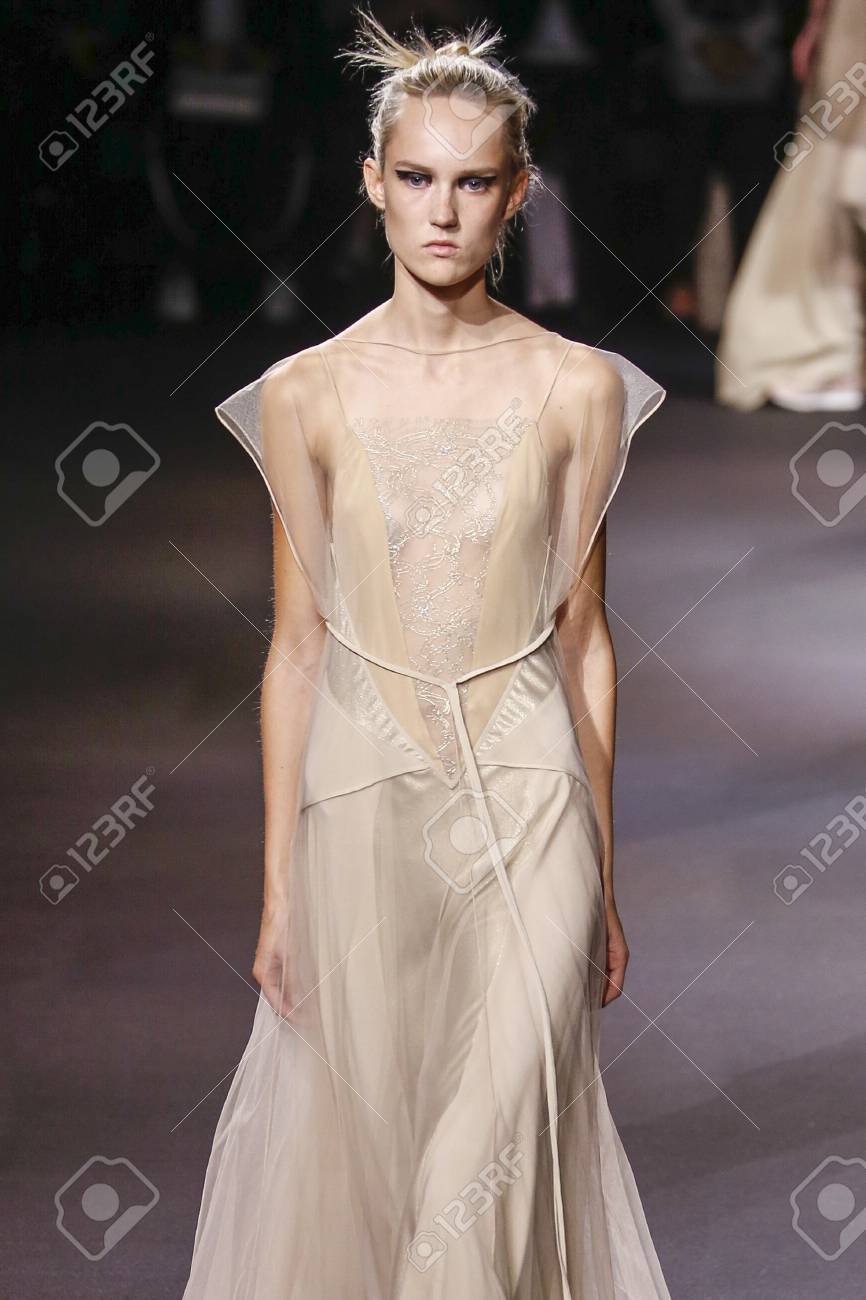 パリ フランス 9 月 30 日 モデルは 15 年 9 月 30 日でパリ フランスのパリ ファッション ウィーク中にヴィオネ春夏 16 ファッションショーで滑走路を歩きます の写真素材 画像素材 Image