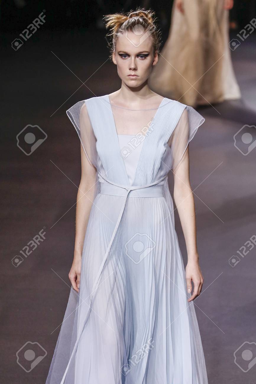 パリ フランス 9 月 30 日 モデルは 15 年 9 月 30 日でパリ フランスのパリ ファッション ウィーク中にヴィオネ春夏 16 ファッションショーで滑走路を歩きます の写真素材 画像素材 Image