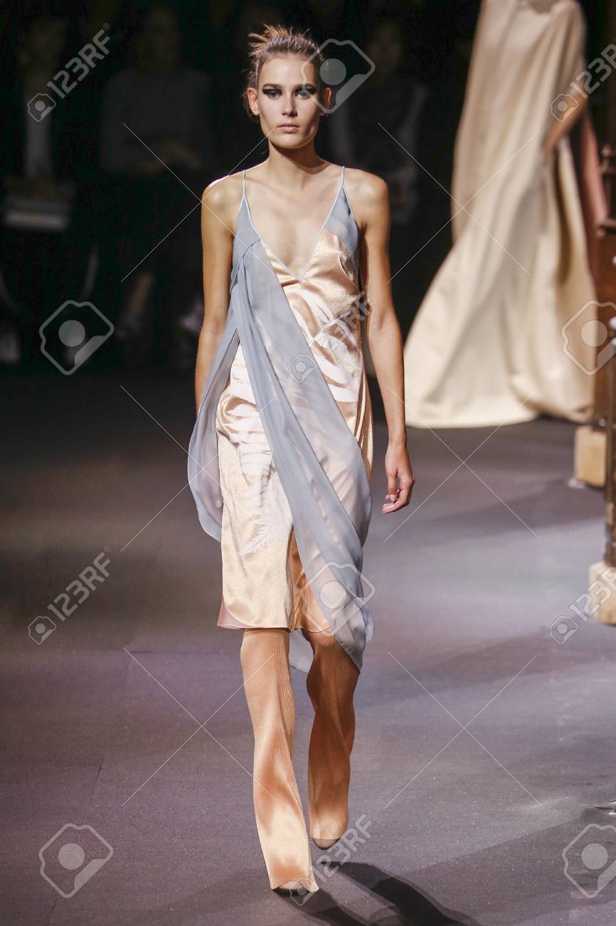 パリ フランス 9 月 30 日 モデルは 15 年 9 月 30 日でパリ フランスのパリ ファッション ウィーク中にヴィオネ春夏 16 ファッションショーで滑走路を歩きます の写真素材 画像素材 Image