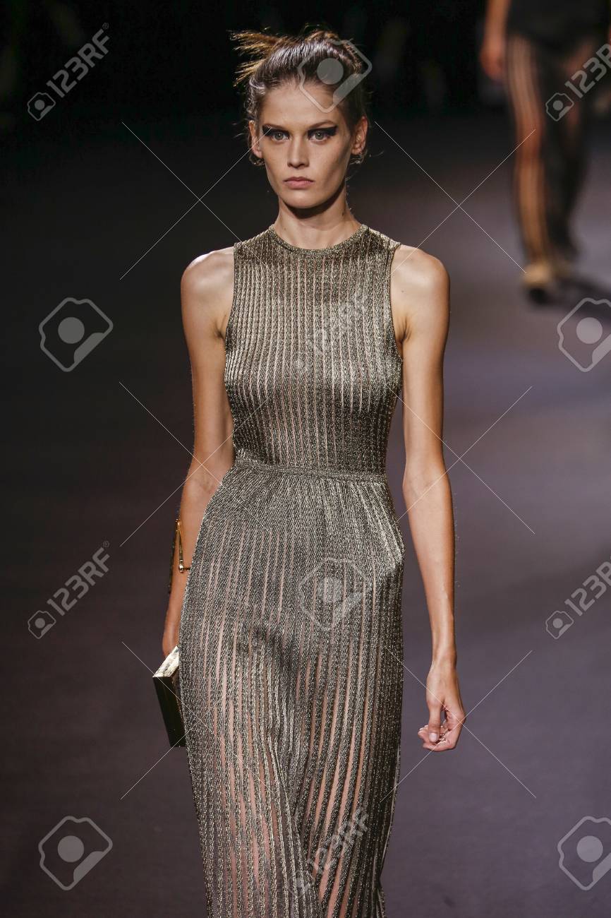パリ フランス 9 月 30 日 モデルは 15 年 9 月 30 日でパリ フランスのパリ ファッション ウィーク中にヴィオネ春夏 16 ファッションショーで滑走路を歩きます の写真素材 画像素材 Image