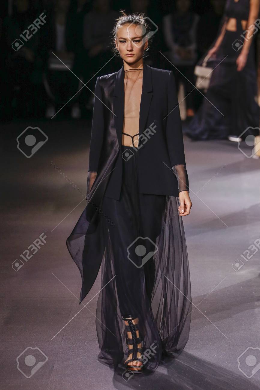 パリ フランス 9 月 30 日 モデルは 15 年 9 月 30 日でパリ フランスのパリ ファッション ウィーク中にヴィオネ春夏 16 ファッションショーで滑走路を歩きます の写真素材 画像素材 Image