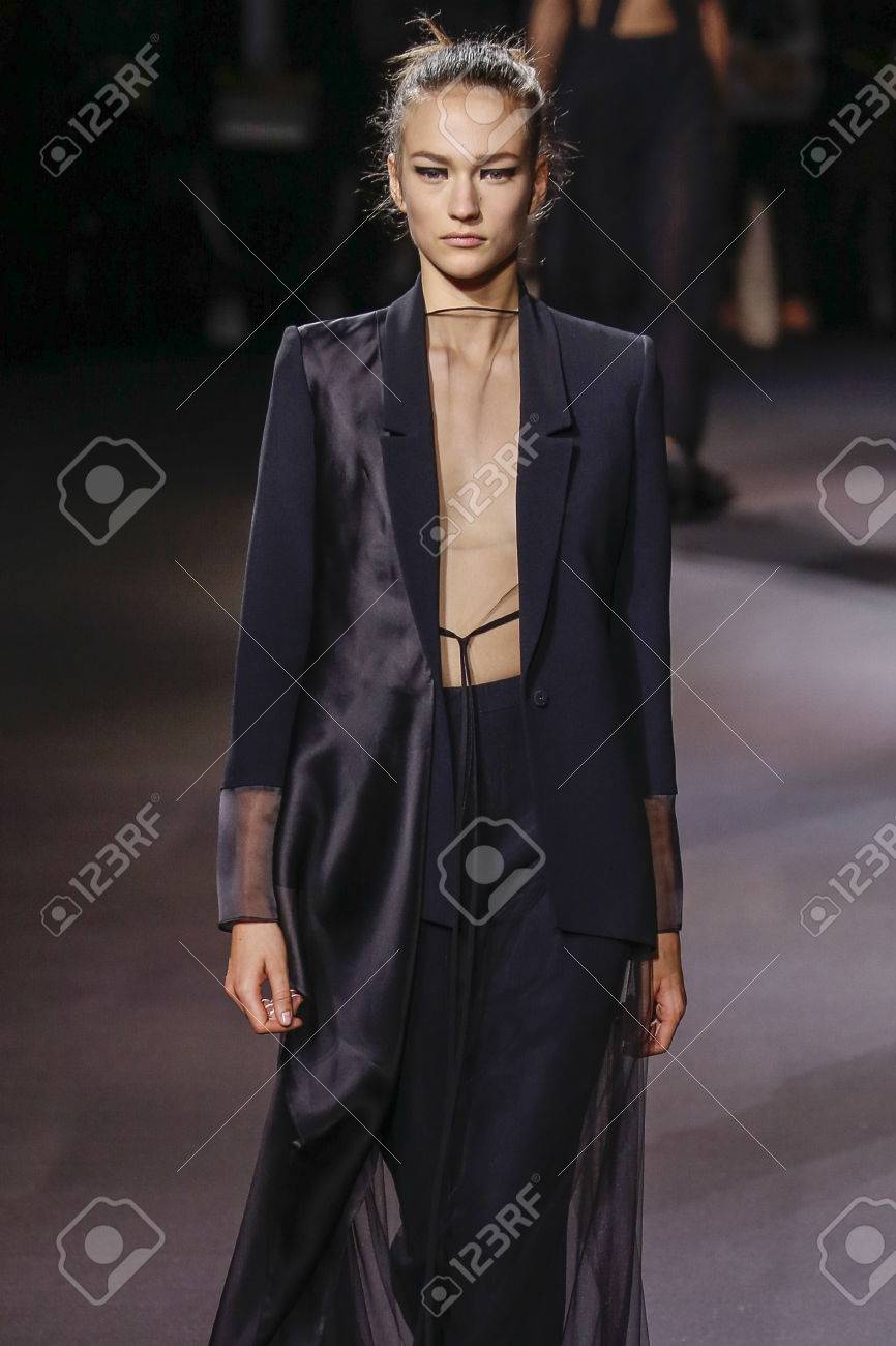 パリ フランス 9 月 30 日 モデルは 15 年 9 月 30 日でパリ フランスのパリ ファッション ウィーク中にヴィオネ春夏 16 ファッションショーで滑走路を歩きます の写真素材 画像素材 Image