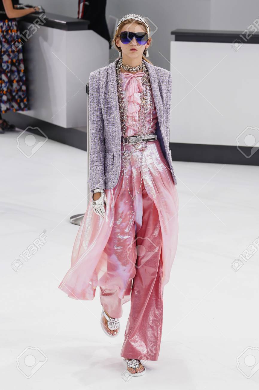 パリ フランス 10 月 6 日 は シャネルのショーの間に滑走路を 15 年 10 月 6 日パリ フランスのパリのファッション婦人服春夏 16 年の一部として歩くモデル の写真素材 画像素材 Image