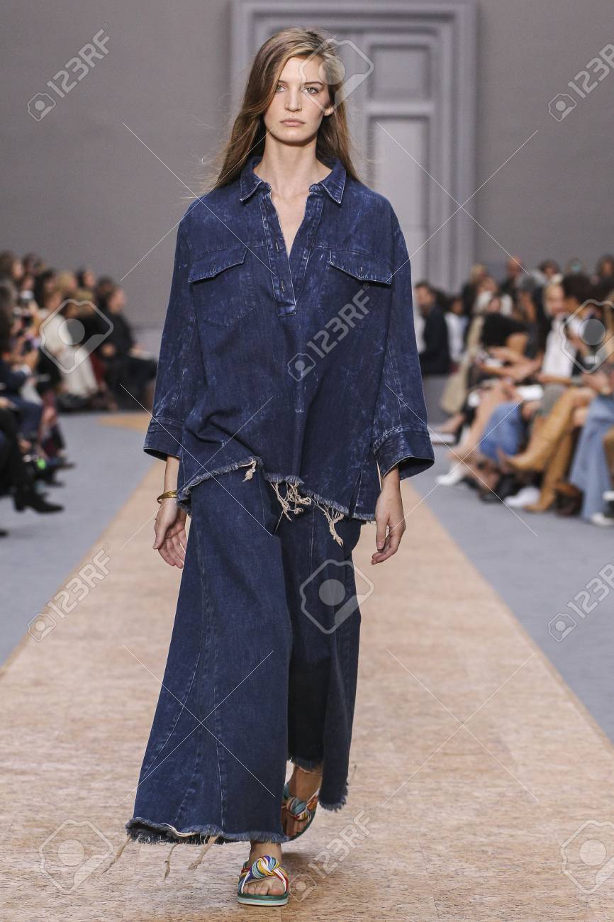 パリ フランス 10 月 1 日 は クロエのショーの間に滑走路を 15 年 10 月 1 日でパリ フランスのパリ ファッション婦人服春夏 16 年の一部として歩くモデル の写真素材 画像素材 Image