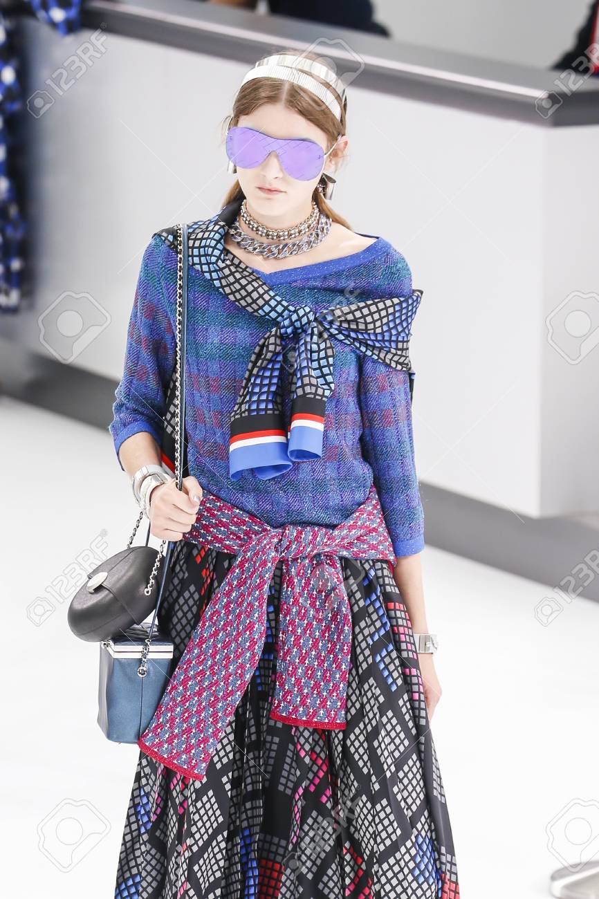 パリ フランス 10 月 6 日 は シャネルのショーの間に滑走路を 15 年 10 月 6 日パリ フランスのパリのファッション婦人服春夏 16 年の一部として歩くモデル の写真素材 画像素材 Image