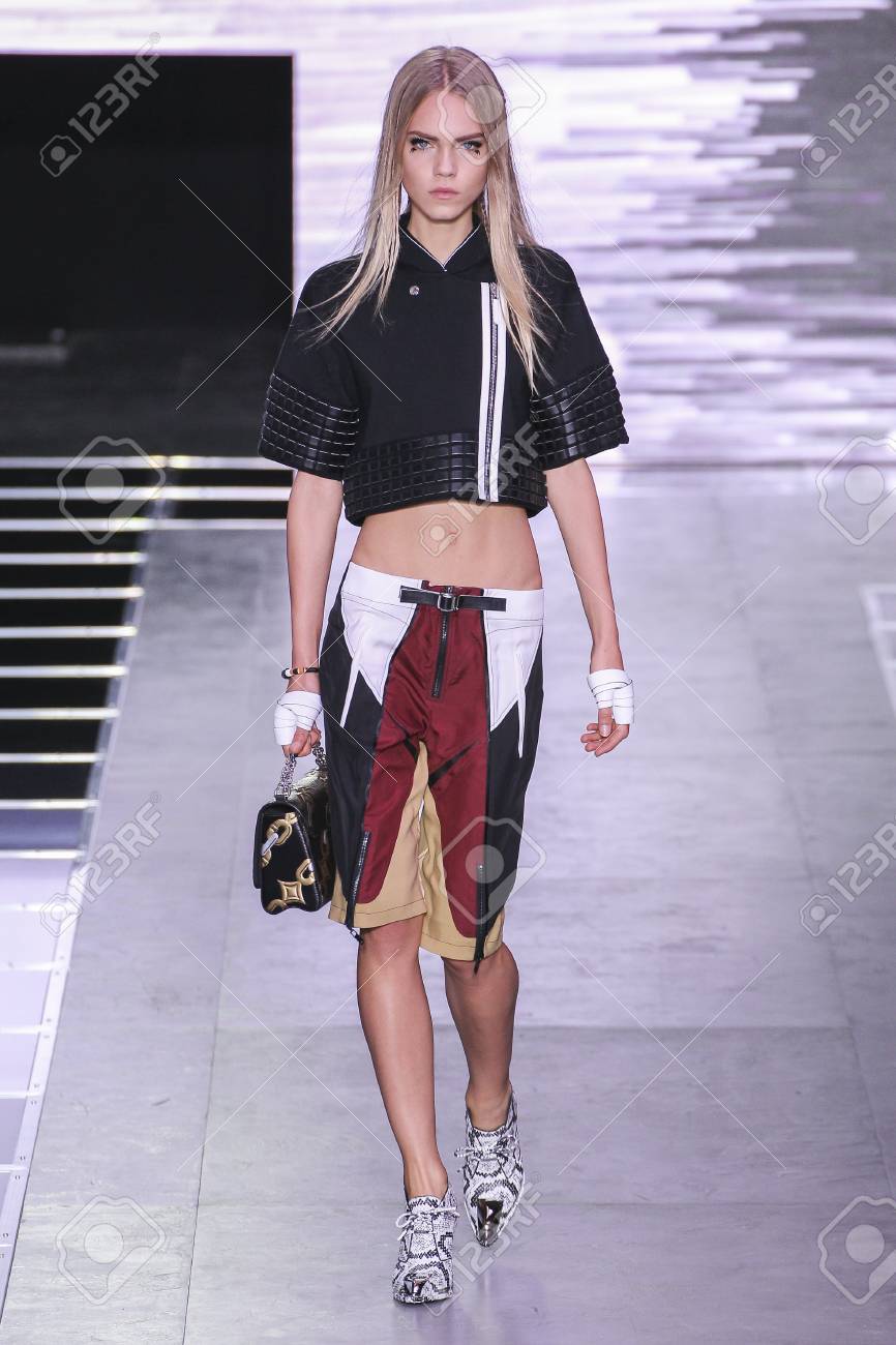 パリ フランス 10 月 07日 は ルイ ヴィトンのショーの間に滑走路を 15 年 10 月 7 日フランスのパリでのパリのファッション 婦人服春夏 16 年の一部として歩くモデル の写真素材 画像素材 Image