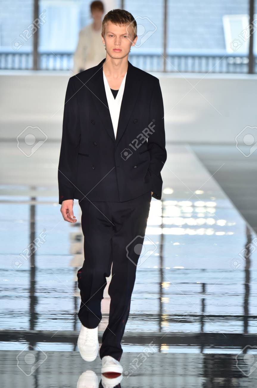 ニューヨーク ニューヨーク 7 月 11 日 Nyfw メンズ春夏 18 11 フルトン ストリートで 17 年 7 月 11 日にニューヨーク市で中ボス ヒューゴボスの滑走路を表示モデルの散歩 の写真素材 画像素材 Image