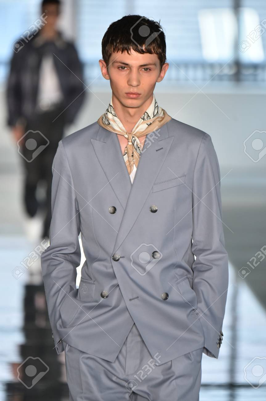 ニューヨーク ニューヨーク 7 月 11 日 Nyfw メンズ春夏 18 11 フルトン ストリートで 17 年 7 月 11 日にニューヨーク市で中ボス ヒューゴボスの滑走路を表示モデルの散歩 の写真素材 画像素材 Image ニューヨーク ニューヨーク 7 月 11 日 Nyfw メンズ春夏 18 11 フルトン ストリートで 17 年 7 月 11 日にニューヨーク市で中ボス ヒューゴボスの滑走路を表示モデルの散歩 の写真素材 画像素材 Image