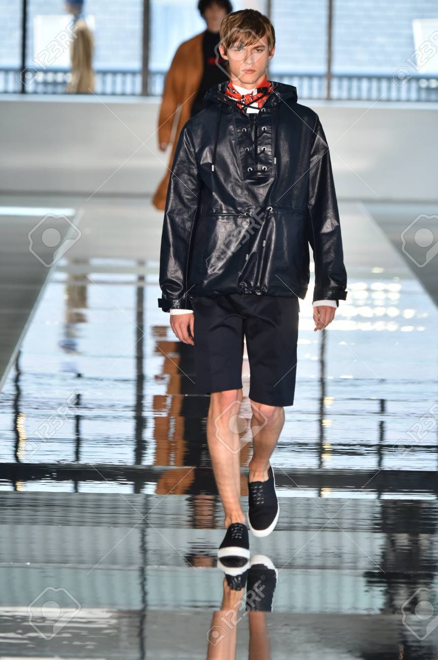ニューヨーク ニューヨーク 7 月 11 日 Nyfw メンズ春夏 18 11 フルトン ストリートで 17 年 7 月 11 日に ニューヨーク市で中ボス ヒューゴボスの滑走路を表示モデルの散歩 の写真素材 画像素材 Image ニューヨーク ニューヨーク 7 月 11 日 Nyfw メンズ春夏 18 11 フルトン ストリートで 17 年 7 月 11 日に ニューヨーク市で中ボス ヒューゴボスの滑走路を表示モデルの散歩 の写真素材 画像素材 Image