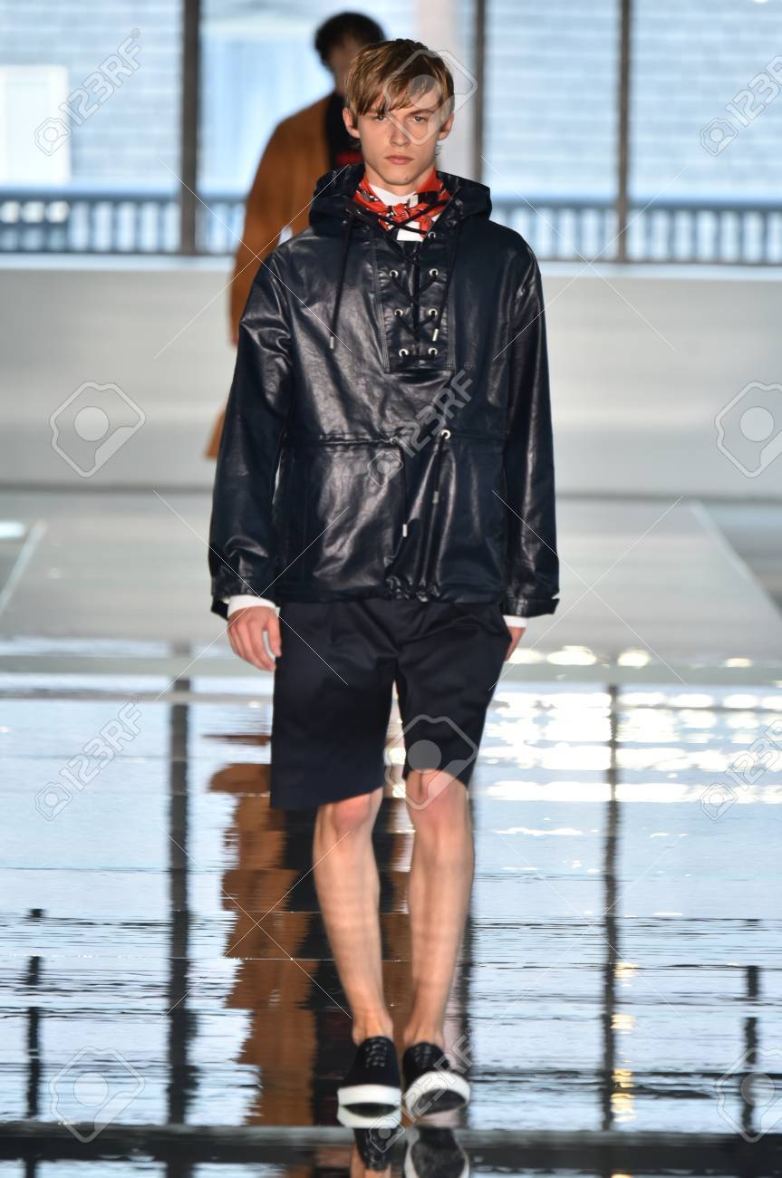 ニューヨーク ニューヨーク 7 月 11 日 Nyfw メンズ春夏 18 11 フルトン ストリートで 17 年 7 月 11 日に ニューヨーク市で中ボス ヒューゴボスの滑走路を表示モデルの散歩 の写真素材 画像素材 Image