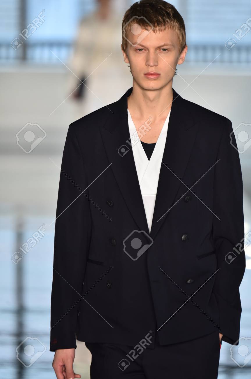 ニューヨーク ニューヨーク 7 月 11 日 Nyfw メンズ春夏 18 11 フルトン ストリートで 17 年 7 月 11 日にニューヨーク市で中ボス ヒューゴボスの滑走路を表示モデルの散歩 の写真素材 画像素材 Image