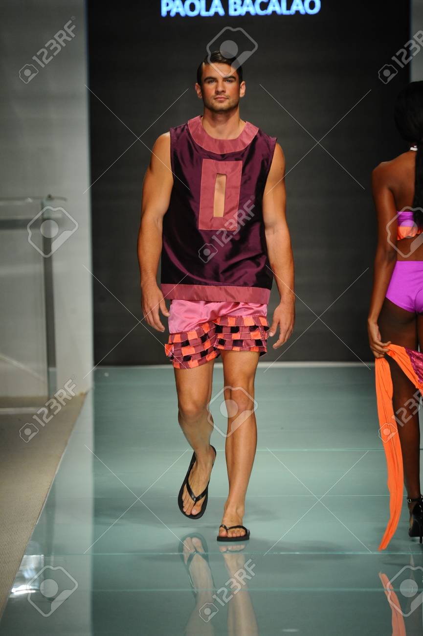 マイアミ フロリダ州 7 月 日 は マイアミ国際大学の芸術とデザインのファッションを表示中 Funkshion 17 中に滑走路を 17 年 7 月 日にマイアミビーチで Funkshion テントで歩くモデル の写真素材 画像素材 Image