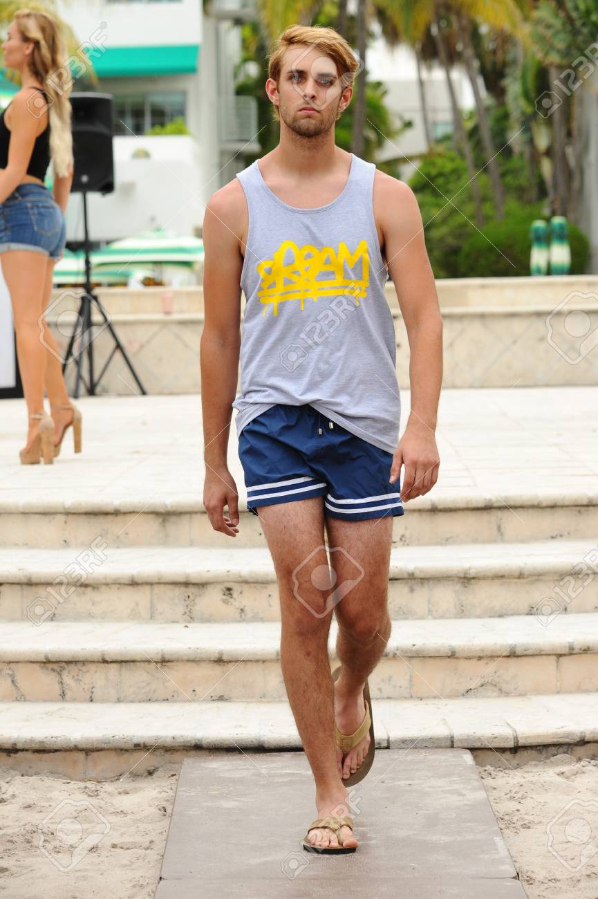 マイアミビーチ フロリダ州 7 月 22 日 モデルはマイアミ スプラッシュ中にニノ アパレル ファッションショーで滑走路を歩く ダイビングに V 水着ファッションショー 17 年 7 月 22 日にマイアミビーチ フロリダ州の の写真素材 画像素材 Image