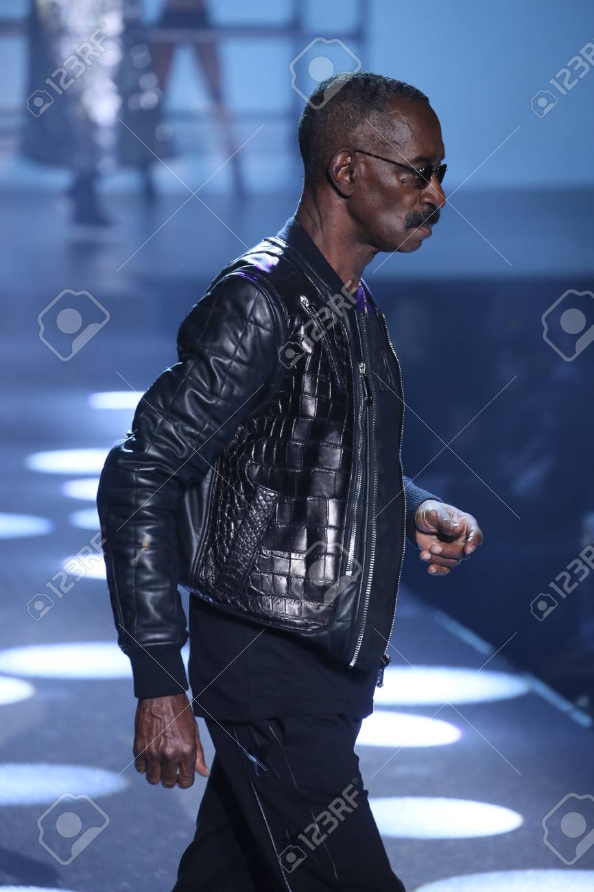 ニューヨーク Ny 9 月 9 日 Vernell Varnado 散歩ニューヨーク ファッション ウィーク中にフィリップ プレイン ファッションの滑走路を表示 17 年 9 月 9 日にニューヨーク市でのハマースタイン ボール ルームを示しています の写真素材 画像素材