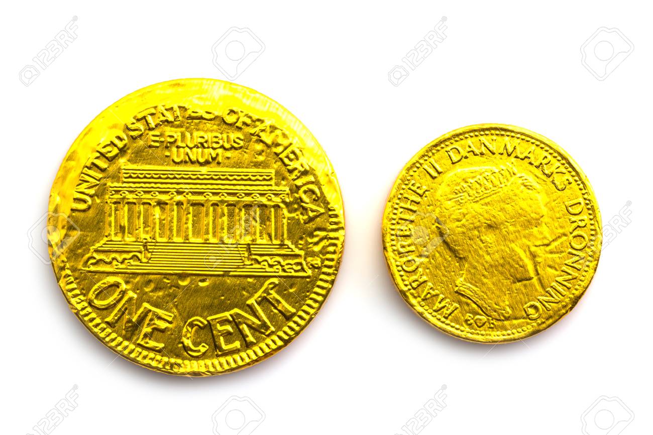 황금 동전 / 흰색 배경에 고립 된 코인 초콜릿 로열티 무료 사진, 그림, 이미지 그리고 스톡포토그래피. Image 54060671