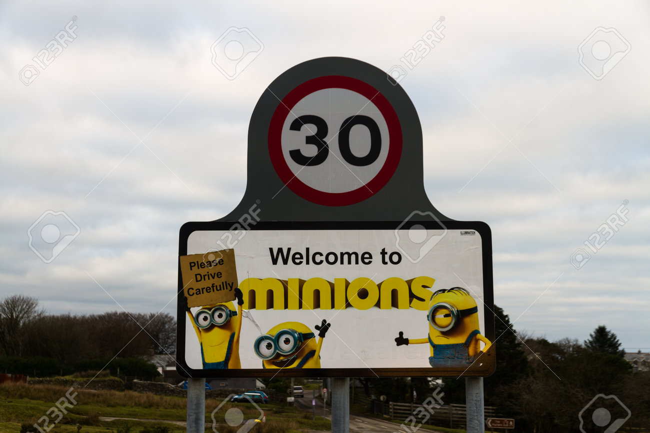 手下12月 2 映画からの文字を示して 手下の村のために署名します ボドミンムーア コーンウォール イギリス12月2日 ミニオンの16 の写真素材 画像素材 Image