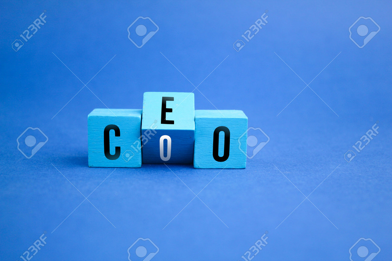 Ceo 또는 Coo라는 글자가 있는 나무 큐브. 개념 단어 최고 경영자 Ceo 또는 최고 운영 책임자 Coo 로열티 무료 사진, 그림,  이미지 그리고 스톡포토그래피. Image 197735549