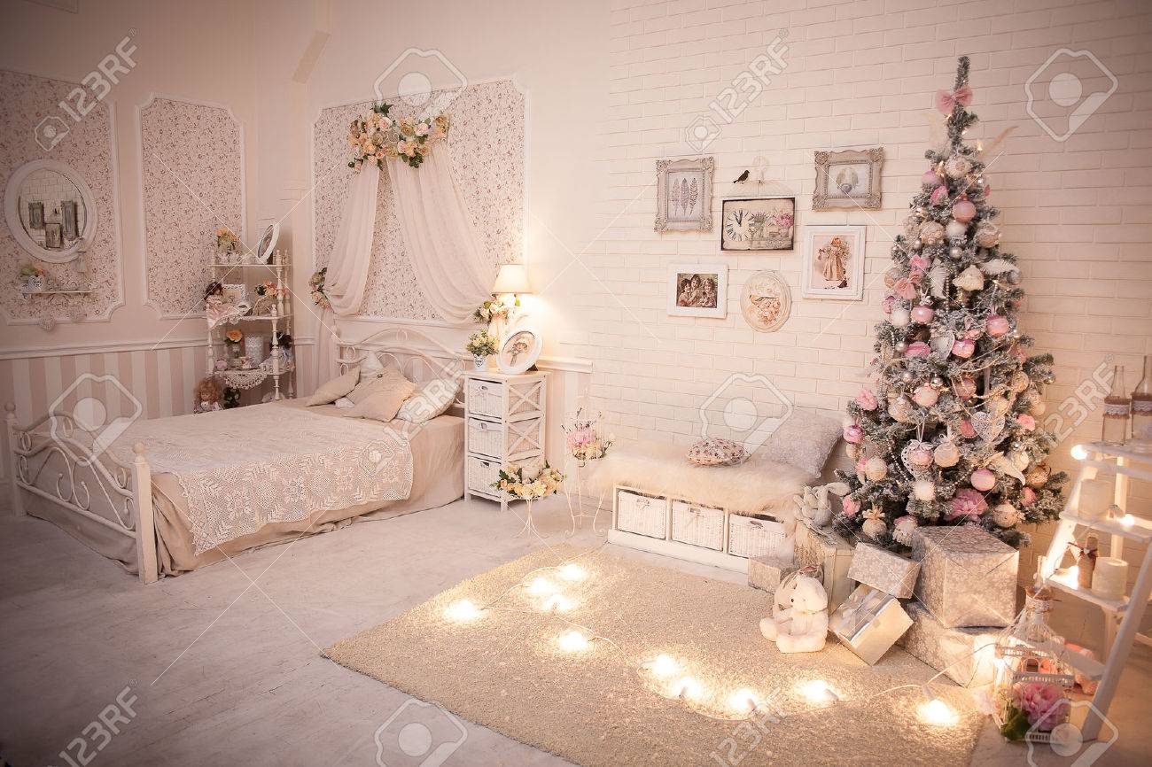 シャビーシックなスタイルでクリスマスの寝室 居心地の良い新しい年インテリア デザインのツリーが飾られています の写真素材 画像素材 Image