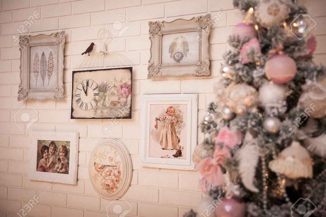 白いレンガの壁背景をピンクのシャビーシックなスタイルのクリスマス ツリー ヴィンテージ時計 壁にレトロな写真 新年の背景 の写真素材 画像素材 Image 白いレンガの壁背景をピンクのシャビーシックなスタイルのクリスマス ツリー ヴィンテージ時計 壁にレトロな写真 新年の背景 の写真素材 画像素材 Image