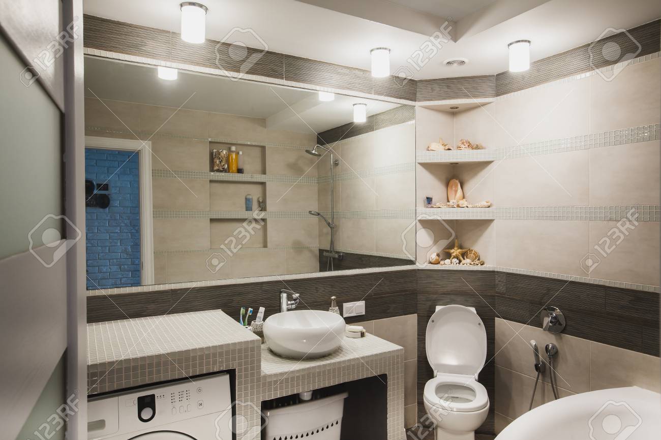 豪華なバスルーム 洗面所 洗面台 シンク バスタブ 巨大なミラー カウンターで貝のインテリア デザイン 水平方向 の写真素材 画像素材 Image