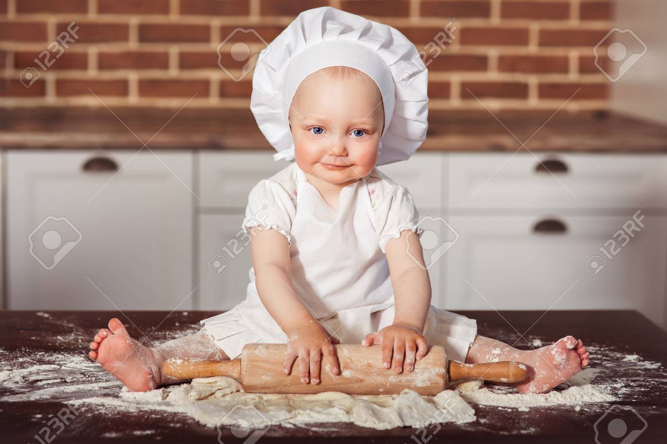 Petit Boulanger De Bebe Fille Souriant En Chapeau De Cuisinier Blanc Et Tablier Petrit Une Pate A Fond De Mur De Brique Banque D Images Et Photos Libres De Droits Image Petit Boulanger De Bebe Fille Souriant En Chapeau De Cuisinier Blanc Et Tablier Petrit Une Pate A Fond De Mur De Brique Banque D Images Et Photos Libres De Droits Image