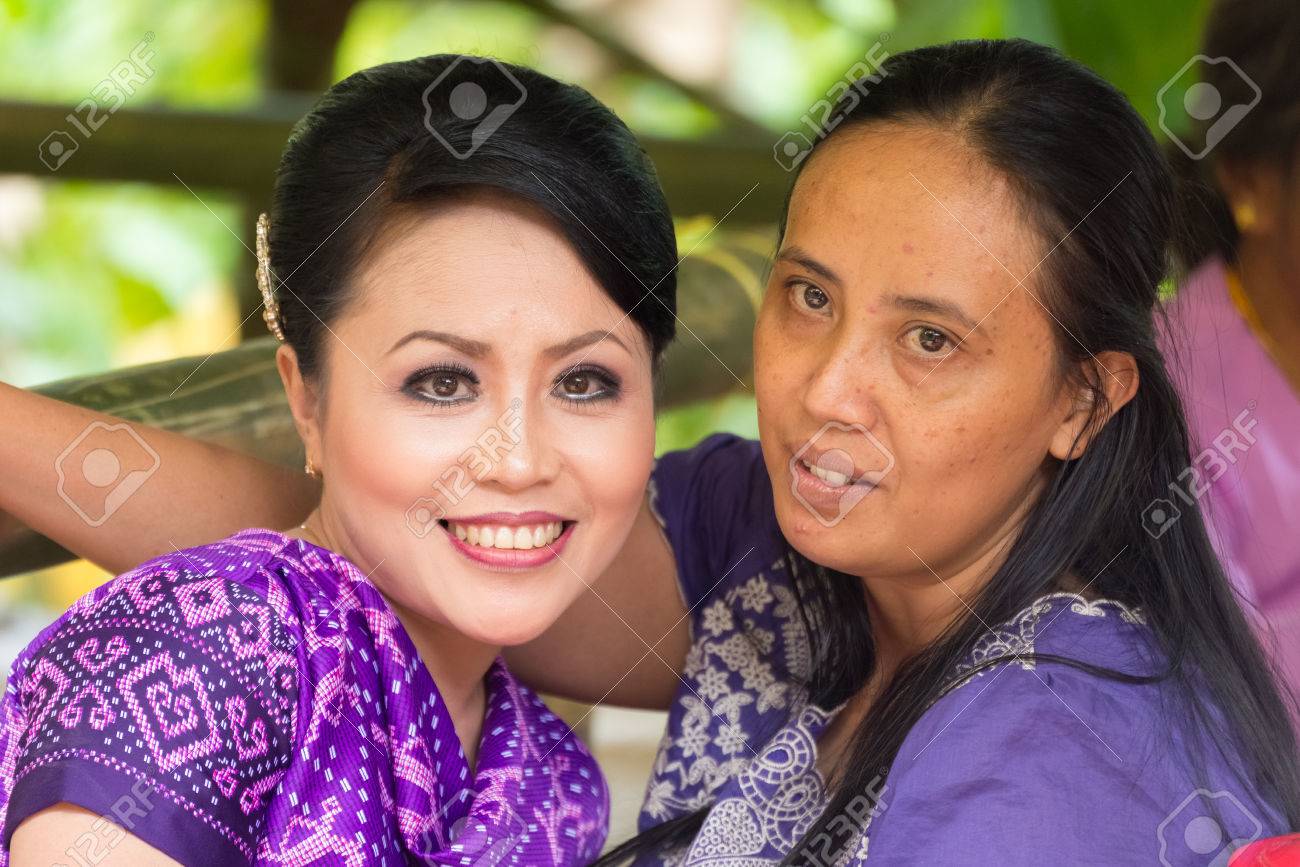 Sangalla インドネシア 14 年 9 月 8 日 Sangalla スラウェシ インドネシアでの伝統的な衣装にトラジャ民族の若い女性の笑みを浮かべて 2 つの肖像画 の写真素材 画像素材 Image