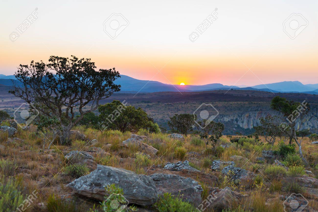 ブライド リバー キャニオン 南アフリカ共和国で有名な旅行先で高原の夕日 風光明媚な山尾根夕日の光 の写真素材 画像素材 Image