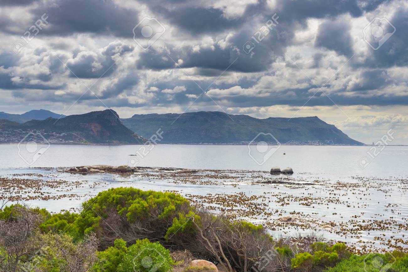 アガラス岬 南アフリカ共和国で最も風光明媚な旅行先の間ケープ半島から表示に至る南アフリカ共和国の最南端の海岸線 冬に劇的な空 の写真素材 画像素材 Image