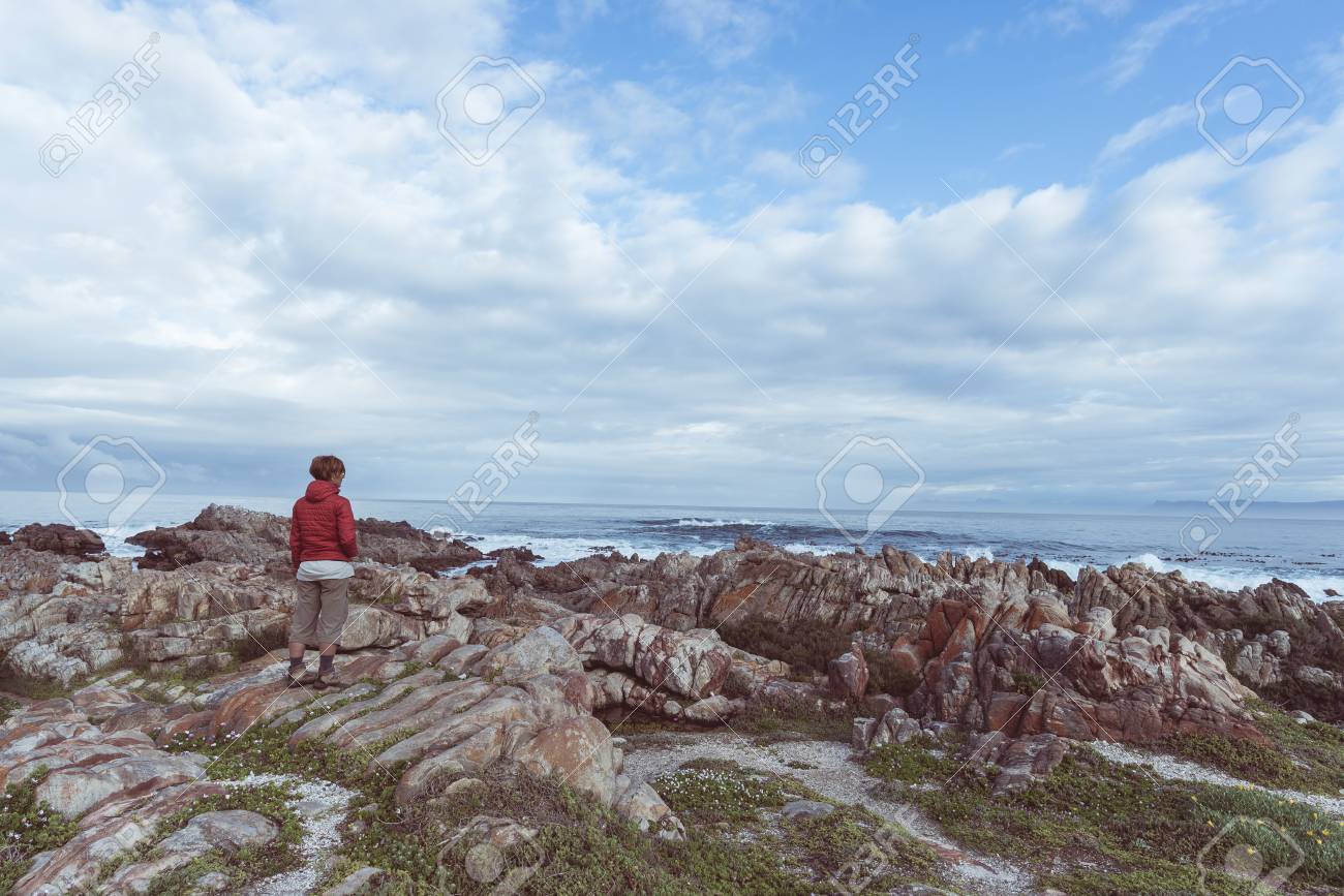 観光で デ Kelders 南アフリカ共和国 ホエールウォッチングで有名な岩の多い海岸線に両眼と探しています 曇りと劇的な空 冬のシーズンはトーン イメージです の写真素材 画像素材 Image 9925