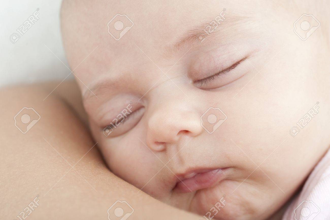 Bebe Qui Dort Sur L Epaule De Sa Mere Elevee De La Lumiere Et Le Fond Blanc Banque D Images Et Photos Libres De Droits Image