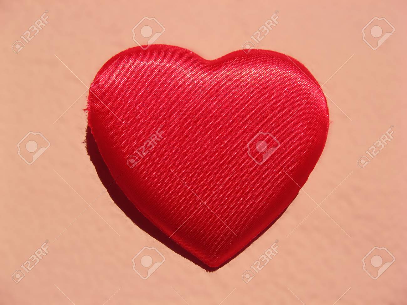 Un Poco De Tejido De Color Rojo Corazon Pegado En Una Pared