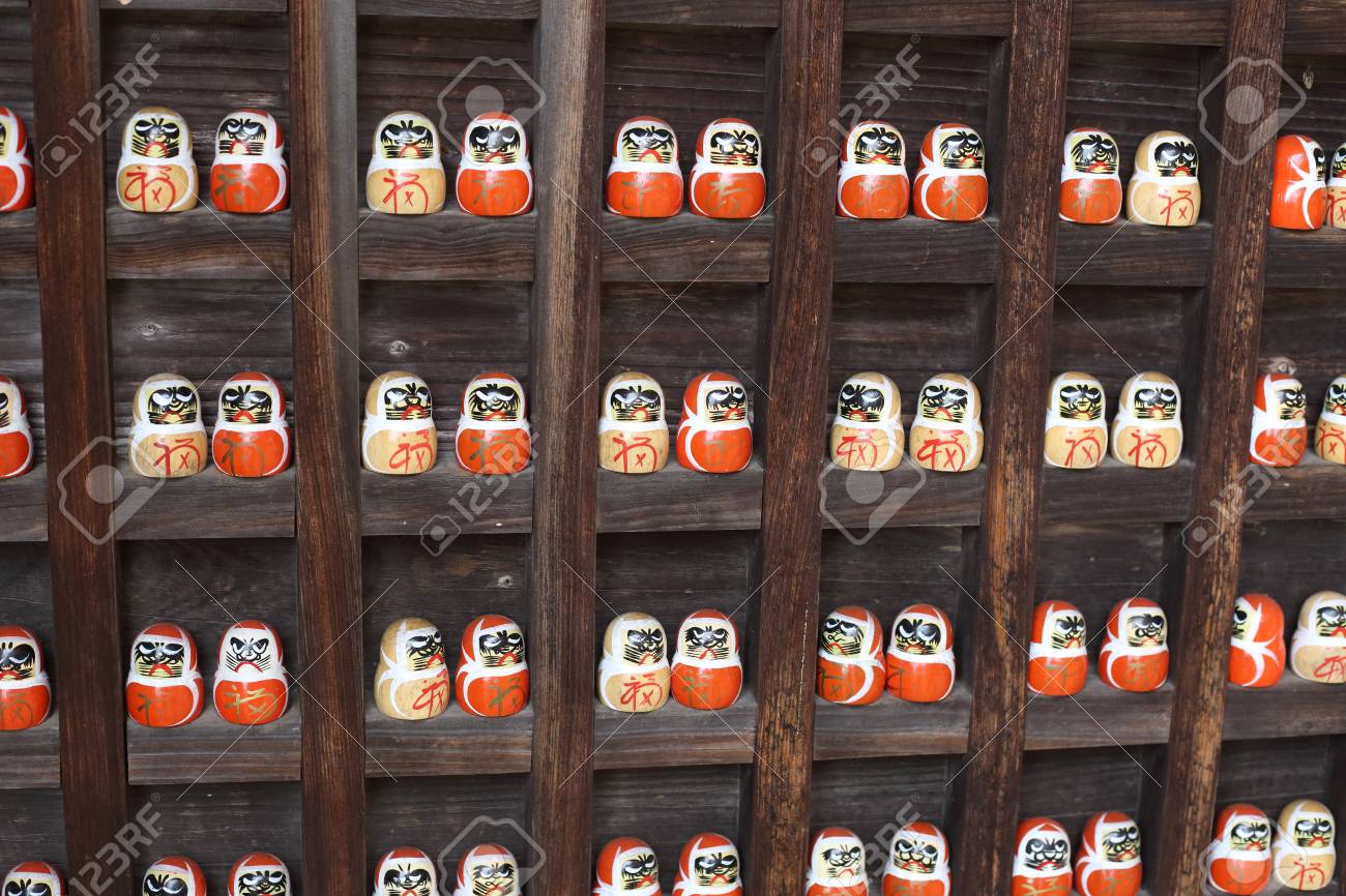 だるまや日本の幸運の人形を赤塗装 の写真素材 画像素材 Image