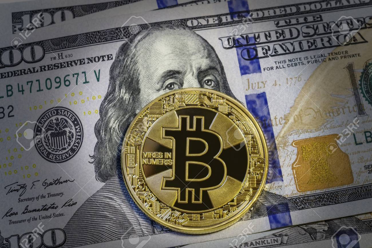 Bitcoin Dorado En Billetes De Cien Dólares. Fondo De Criptomonedas Fotos,  retratos, imágenes y fotografía de archivo libres de derecho. Image 97874949