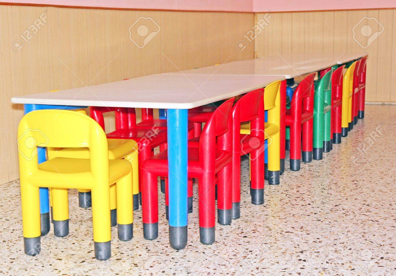 Tische Und Stuhle Fur Einen Esstisch Fur Einen Kindergarten Lizenzfreie Fotos Bilder Und Stock Fotografie Image 17800151