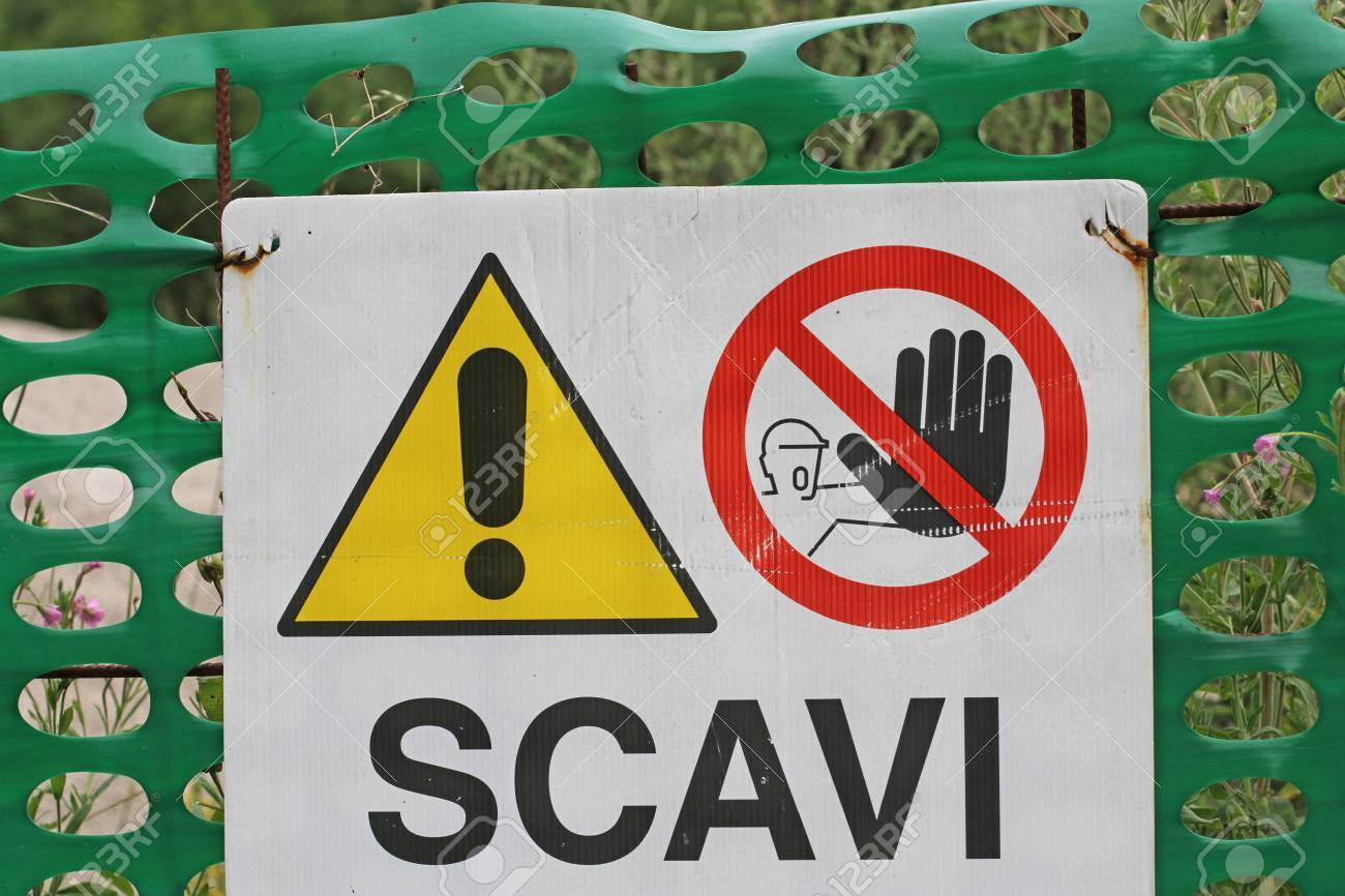 道路標識工事現場で重要な箇所はヨーロッパの継続的な考古学的発掘です の写真素材 画像素材 Image