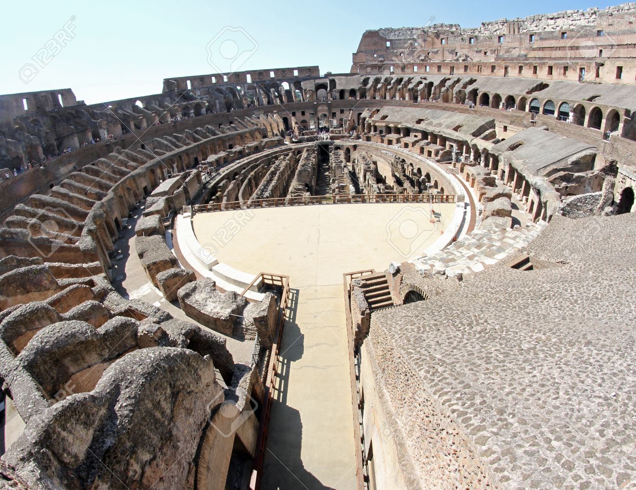 Bogen Und Treppen Im Inneren Des Antiken Romischen Amphitheater Kolosseum In Rom Lizenzfreie Fotos Bilder Und Stock Fotografie Image 21837577