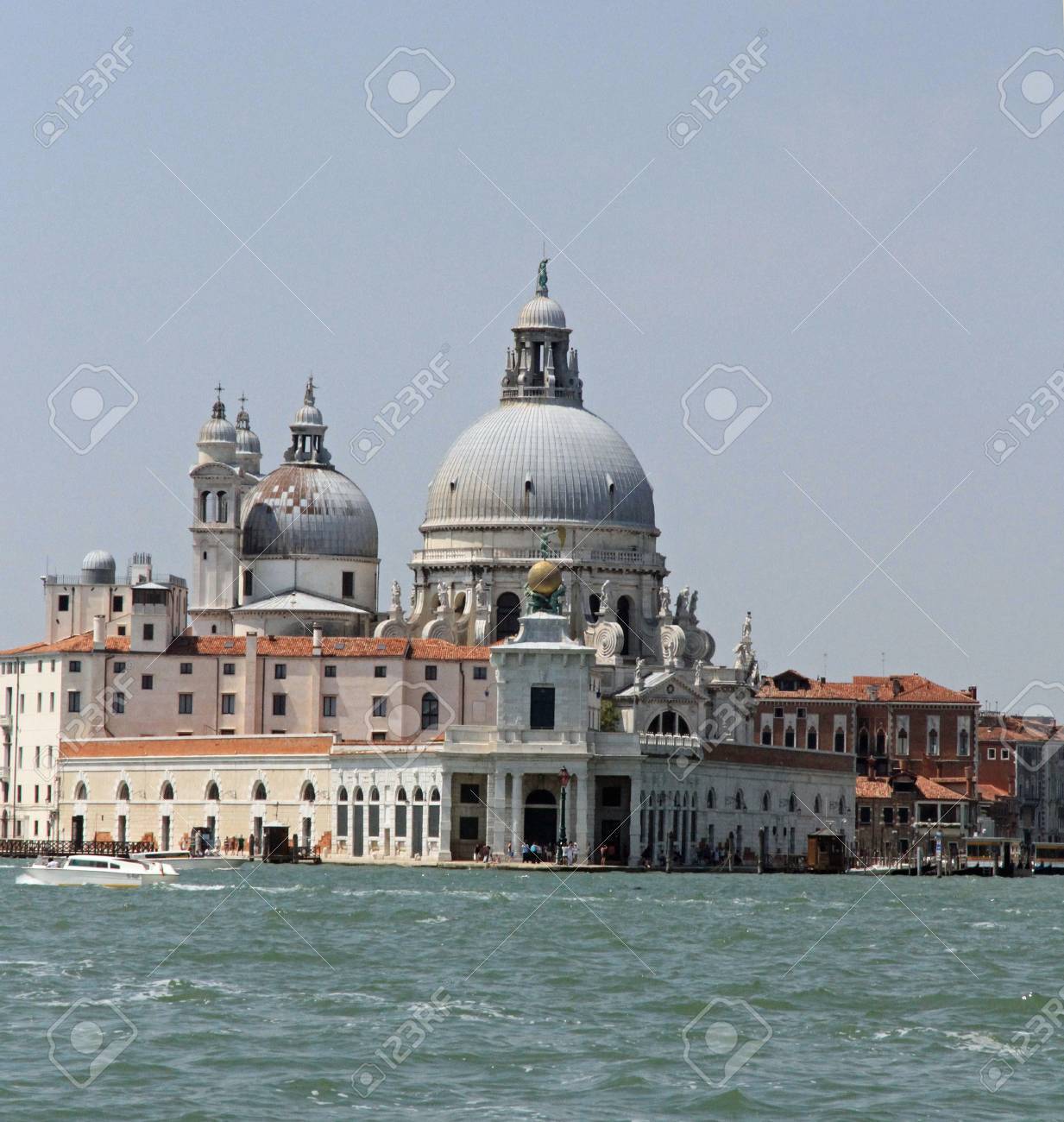 イタリアのヴェネツィアでプンタ デッラ ドガーナで記念碑の上の金のボール の写真素材 画像素材 Image イタリアのヴェネツィアでプンタ デッラ ドガーナで記念碑の上の金のボール の写真素材 画像素材 Image
