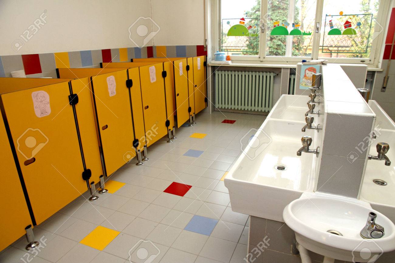 archivio fotografico bagni per bambini di un asilo