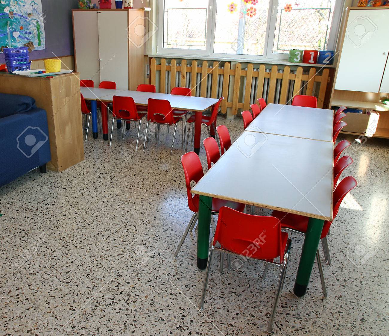 赤い椅子および幼稚園のテーブルの内部の家具 の写真素材 画像素材 Image