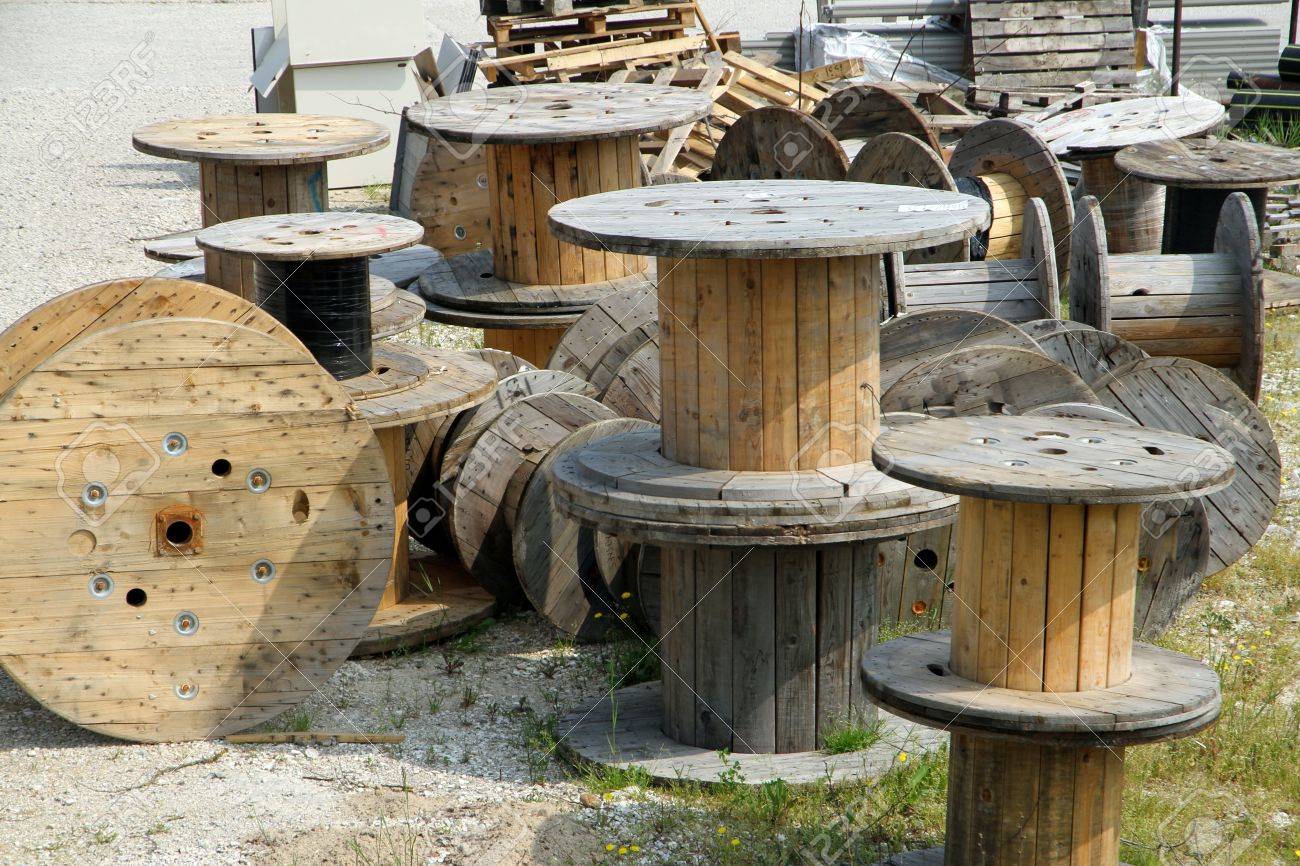 De Relleno Con El Carrete De Para El Transporte De Cables Fotos, Retratos, Imágenes Y Fotografía De Archivo Libres De Derecho. Image 27243542.