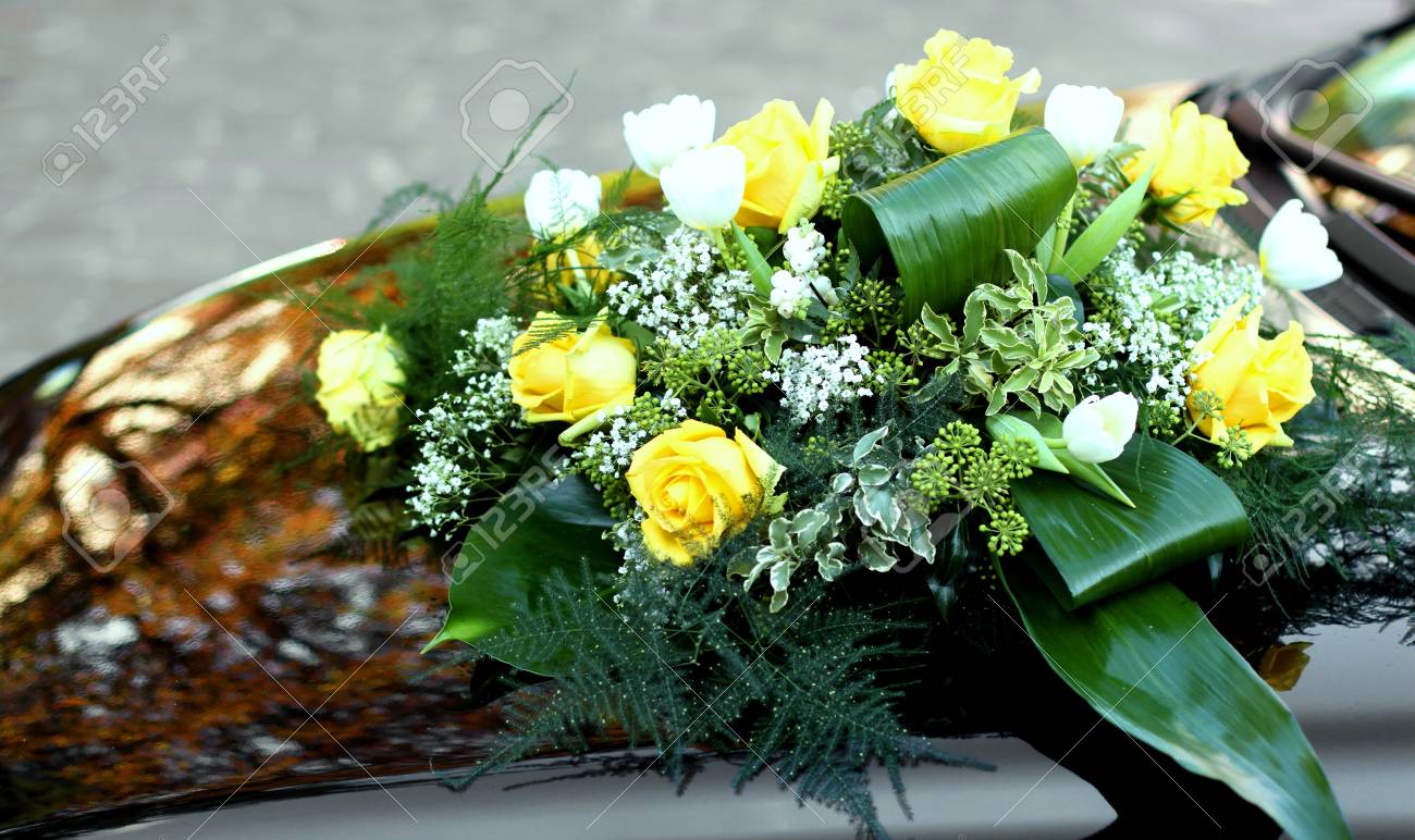 Fleurs Jaunes Pour Décorer Le Capot De La Voiture De La Mariée Et Le Marié à Leur Mariage