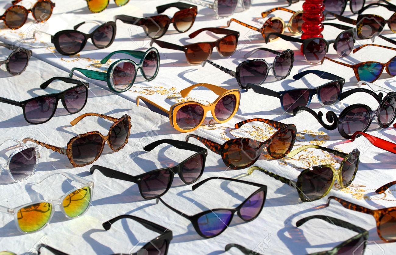 Lunettes de soleil avec verres photochromiques à vendre au marché aux puces en Italie Lunettes de soleil avec verres photochromiques à vendre au marché aux puces en Italie