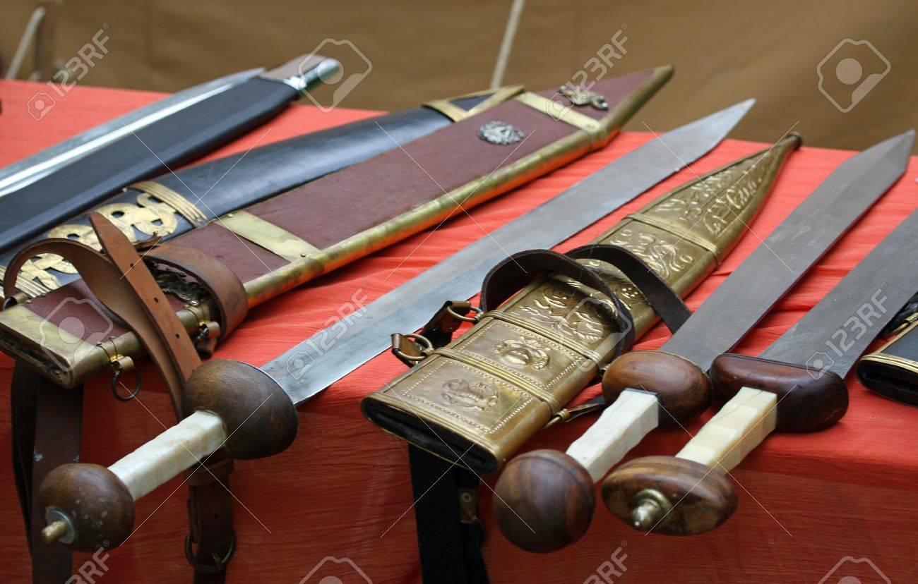 中世の遺物の市場の販売のための古代の剣 の写真素材 画像素材 Image