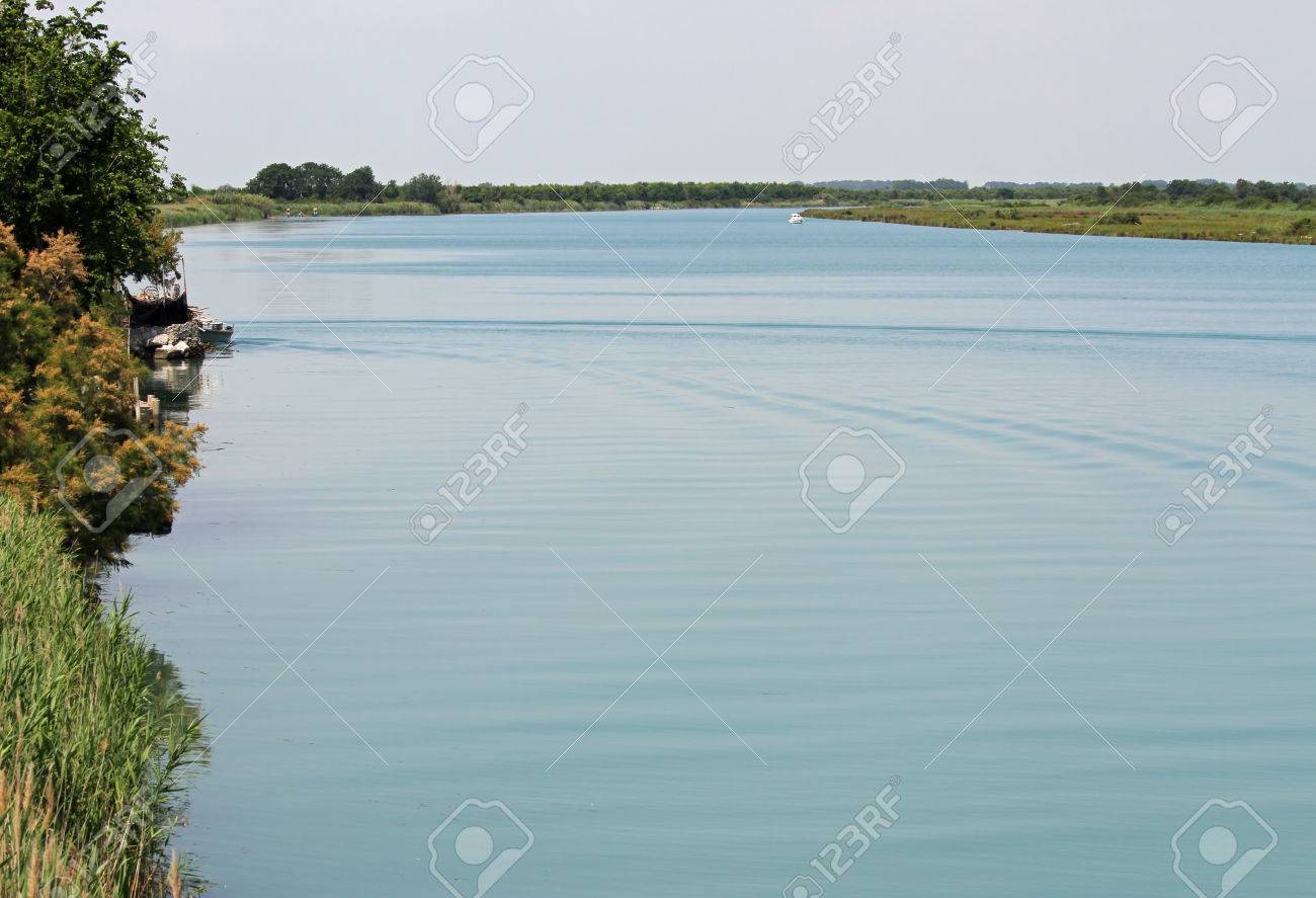 イタリアのフリウリ ヴェネツィア ジュリアのイゾンツォ川の広い口 の写真素材 画像素材 Image