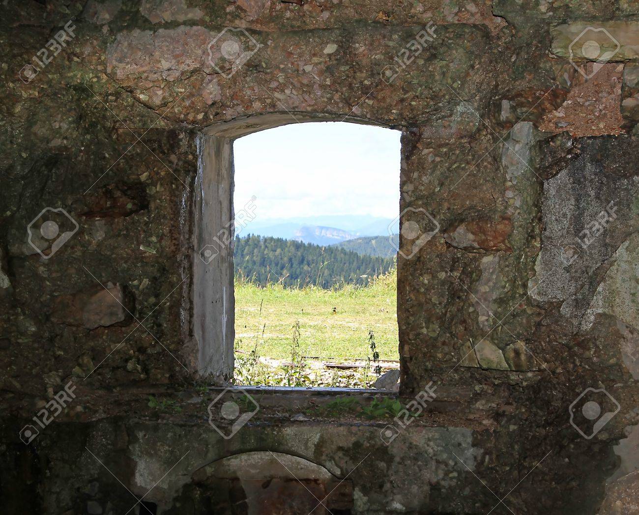 最初の世界大戦のフォート ソンモの窓から山のパノラマ の写真素材 画像素材 Image