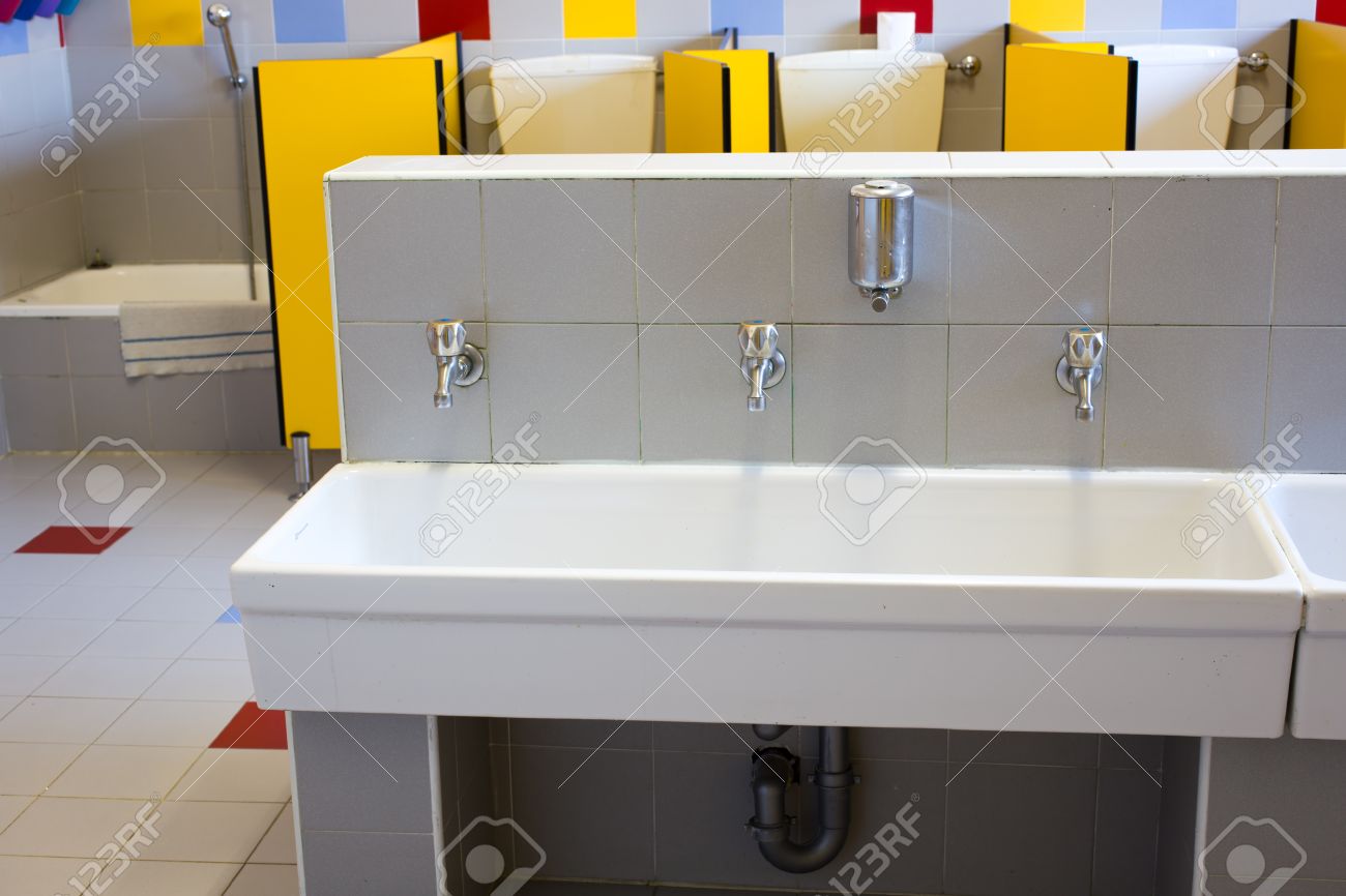 Piccoli bagni di una scuola per i bambini con lavandini in ...